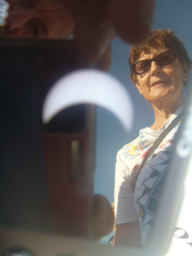 　キヤノンの「7D」のモニターで日食を見る、写真家のPatricia Woods氏。オーストラリアのブリスベンで撮影。