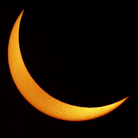 　部分日食を詳細にとらえたこの写真は、ニュージーランド、オークランドにあるスタードーム天文台のShaun Fletcher氏が撮影した。