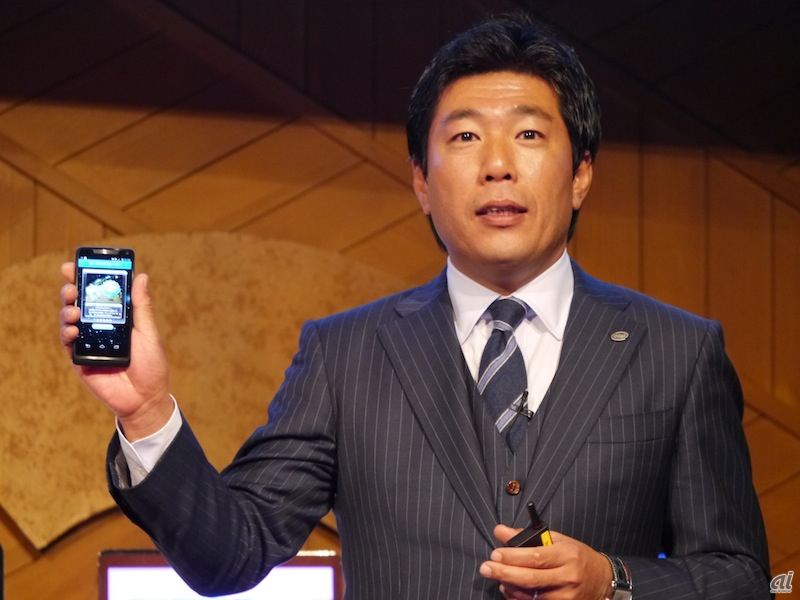 インテル マーケティング本部長の山本専氏はスマートフォンアプリケーションを紹介