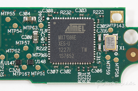 　Atmelの「mXT1386」タッチスクリーンコントローラ。