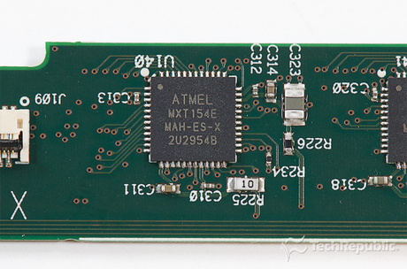 　Atmelのタッチスクリーンコントローラ「mXT154」3基（MXT154E）。