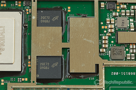 　Micronの2GバイトDDR3 SDRAM（「2QE72 D9QBJ」が4基）。