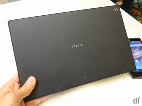 　Xperia Tablet Zの背面には軽量強化グラスファイバーが採用されている。