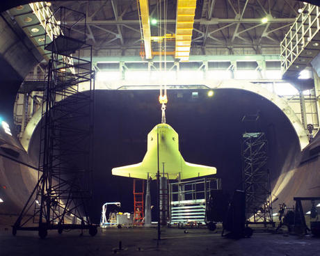 　この写真では、40フィート×80フィート（約12m×24m）のテスト区画内で、スペースシャトルの3分の1縮尺模型のテストの準備が進められている。