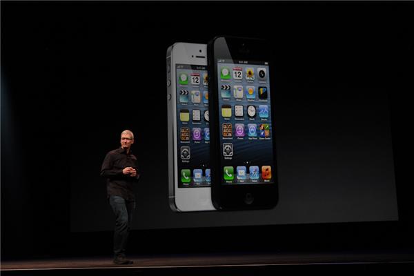 「iPhone 5」を発表するAppleの最高経営責任者（CEO）Tim Cook氏