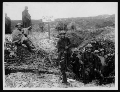 　第1次世界大戦中、旧ドイツ前線で撮影されたイギリス軍兵士たち。土塁の前や、つながり合った塹壕に立つ兵士たちは、ほとんどが笑顔だ。みな大きな袖無しのレインコートを着ており、地面は非常にぬかるんでいる。兵士の1人は、「Old Hun Line（旧ドイツ前線）」と書かれた看板を指さしている。

　「トミー・アトキンス」というのは、平均的なイギリス軍兵士を表す架空のヒーローだった。一方、ドイツ人を意味するイギリスのスラングである「Hun」は、ドイツ皇帝のKaiser Wilhelm IIが、戦争に勝つために「フン族（Huns）のように振る舞え」と自らの部隊に呼びかけて以来、よく使われるようになった。

　（オリジナルの写真には、「ソンム先遣部隊の公式写真：ドイツ軍の塹壕を新たに占領したことを喜ぶTommy（イギリス軍兵士のこと）」と書いてある）
