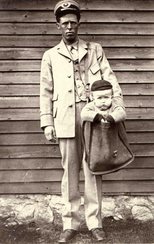 　スミソニアン博物館による説明。「この市の郵便配達員は、幼い少年を自分の配達かばんに入れて、ユーモラスな写真のためにポーズを取っている。1913年に小包郵便業務が導入されて以来、少なくとも2人の子供が郵便で送られた。子供は、服に切手が付けられて、鉄道と市の配達員によって目的地まで届けられた。こうした事例を聞いた郵政長官はすぐに、子供を郵便で送ることを禁止する規則を発表した。