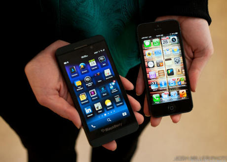 　米CNETのJessica Dolcourt記者のレビューによると、Z10（写真左）が一見Appleの「iPhone 5」に似ていることがわかるが、Z10はiPhoneよりも多少厚さがあり、持ちやすい。