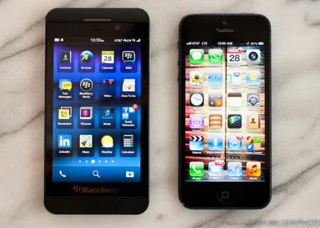 　BlackBerry Z10（写真左）とiPhone 5を比較した写真。形は似ているが、Z10の方がわずかに大きいことがわかるだろう。