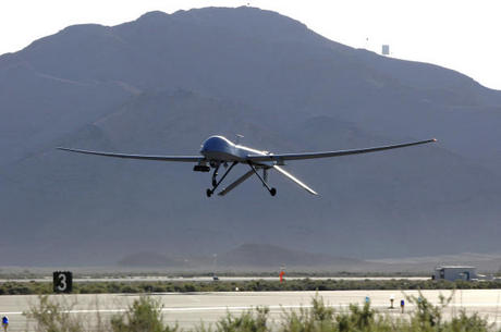 　5月11日に、ネバダ砂漠上空での出撃訓練のために、ネバダ州クリーチ空軍基地を離陸するMQ-1 Predator無人航空機。