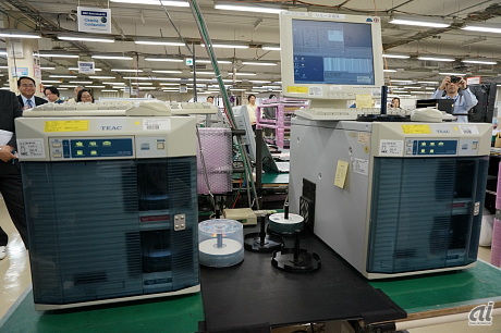 　こちらの機械は、電子マニュアルCDの作成機だ。もしマニュアルが欠けていても、CD化して付加できる。