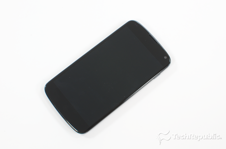 　Nexus 4は幅2.7インチ（約68.7mm）、厚さ0.35インチ（9.1mm）、高さ5.27インチ（約133.9mm）で、重さは4.9オンス（約139g）だ。