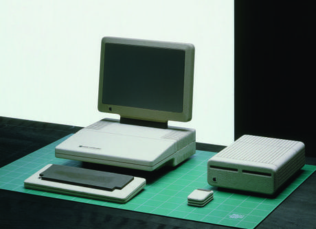 　この未来志向の「Apple II」には、魚のひれの形をしたフォルム、丸みを帯びた角、フラットスクリーンモニター（1980年代前半には稀なテクノロジだった）による素晴らしいビジョンというコンセプトがあった。