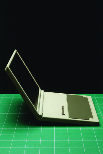 　AppleのエンジニアであるBill Atkinson氏は、Esslinger氏にフラットスクリーンのタッチインターフェースや電話などのテクノロジを利用するコンセプトデバイスを思いつくようなひらめきを与えることがよくあった。この「MacBook」の初期のビジョンは真に斬新なもの、つまり大型のタッチスクリーンディスプレイを提議した。「Design Forward」内の一節によると、Steve Jobs氏は1983年、このコンセプトのノートブックをMacチームに見せて、Appleはこのデバイスを構築する必要があると話した。すると、Macチームからは息をのむ音が聞こえた。Appleは1989年に同社初のポータブルコンピュータ（巨大な「Macintosh Portable」）を発表し、その後、1991年に「PowerBook」として知られる実際のノートブックコンピュータシリーズを発表した。
