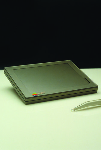 　Appleが最初のタブレット（1993年の「Newton MessagePad 100」）を発表する11年前、Hartmut Esslinger氏はスタイラスが付属する斬新なタブレットコンピュータデザインを提案した。そのデザインには、「Bashful（恥ずかしがり屋）」という面白い名前が付けられた。