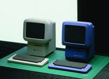 　これらの「Macintosh Studies」デスクトップのプロトタイプを見て、「Macintosh」コンピュータの初期バージョンを思い出す読者もいるかもしれない。Appleはこのコンセプトを創造した2年後にMacintoshコンピュータを発表している。読者の皆さんはブルーの筐体について、どう思うだろうか。