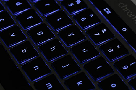 　バックライト付きキーボードは、夜の入力作業に役立つ。