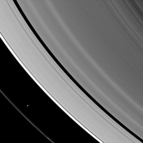 　この画像には、土星のリング部分の衛星であるプロメテウスとパンがそれぞれのリングを「集めて」いるところが写っている。近くにある環粒子の重力の乱れを通して、一方の衛星が外側のA環の空隙を維持し、もう一方の衛星はリングを狭い範囲内に留める働きをしている。

　直径53マイル（約85.3km）のプロメテウスはパンドラ（この画像には写っていない）とともに、この画像の左下に写っている長細いF環を維持している。直径17マイル（約27.4km）のパンはエンケの空隙が開いた状態を維持しており、パンはその空隙の中を公転している。エンケの空隙の内縁近くにある明るい点は、背景の恒星だ。
