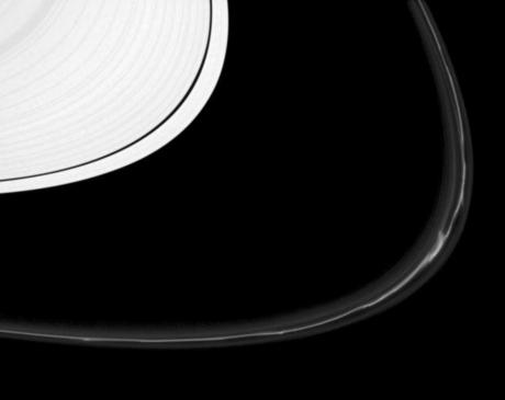 　土星のF環の右下近くには、「扇」状の物質が2つ、リングのコアから放射状に広がっている。コアに沿って不完全な部分があることが確認できる。暗い「溝」が、メインのらせん構造に切り込んでいることも複数の場所で確認することができる。これらの溝は、羊飼い衛星プロメテウス（この画像には写っていない）との最近の相互作用によってできた。

　F環の多様な特徴の多くは、リングの物質と、その羊飼い衛星またはリングの内側にある物質の塊との相互作用の結果生じた、と科学者は考えている。
