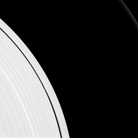 　土星の小衛星ダフニスの引力がリング内の乱れを発生させ、それがキーラーの空隙の縁を波状に変形させている。この画像の左半分に写っている薄く暗い筋は、2012年8月14日、Cassini宇宙探査機の狭角カメラによって、可視光線で撮影された。これらの波状の縁のおかげで、科学者は空隙にある小衛星を発見し、それらの質量を測定することができる。