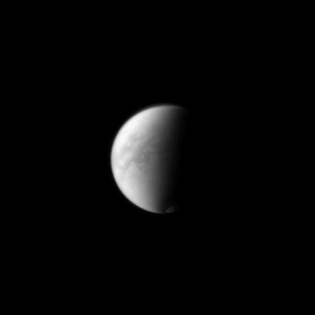 　Cassiniはタイタンの赤道地帯のかすみ越しに、同衛星の南極の上空を漂う雲を撮影した。同衛星の影の部分はセンキョーとして知られている。