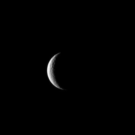 　Cassini宇宙探査機は、土星の衛星の中で2番目に大きいレアが三日月の状態にあるこの画像を撮影した。この眺めは、地球から見ることはできない。
