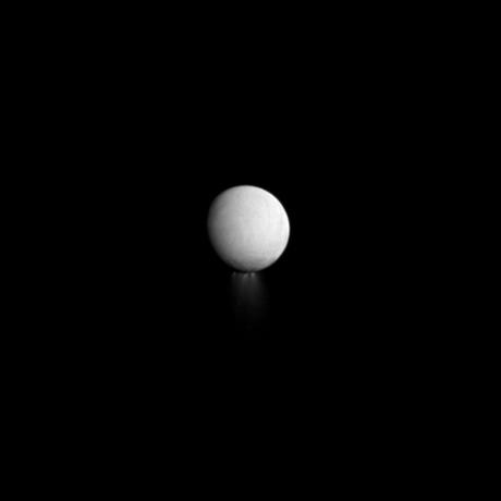 　これは、土星の衛星エンケラドゥスの南極で、氷の火山が宇宙に向かって氷のジェット粒子を大量に噴出しているところだ。衛星の影がゆっくりとジェットに近づいているため、Cassini宇宙探査機が表面に最も近い部分を観察するのを困難にしている。