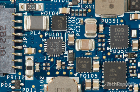 　Fairchild Semiconductorの電源管理チップ「DC36AA」と「DC36A」。