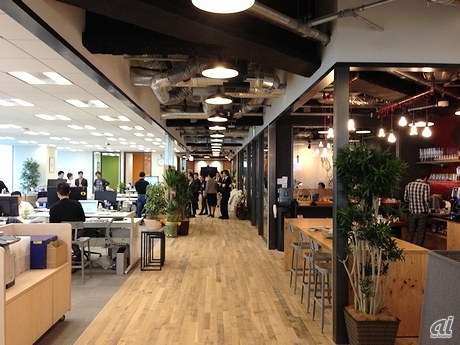 　こちらがFacebook Japanの社内。業務スペースやキッチンなどに壁を設けないことで、開放的な空間作りを実現しています。