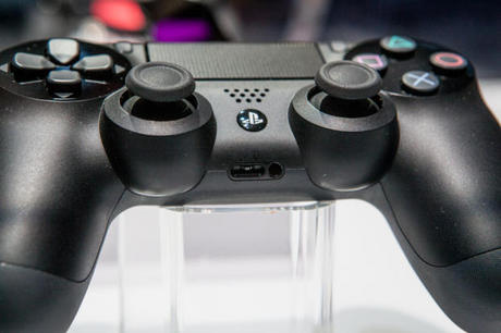 　マイク端子も搭載されている。トリガーボタンの横にはシェアボタンがあり、プレイヤーが自分のゲームプレイを友人に生中継することができる。