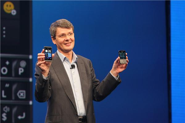 Z10（左）とQ10を披露するBlackBerryの最高経営責任者（CEO）であるThorsten Heins氏