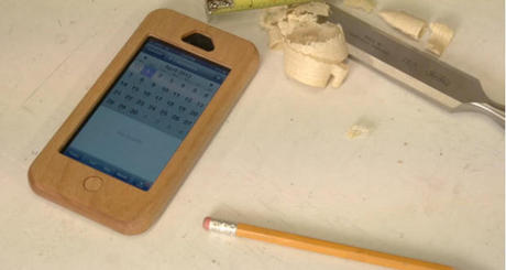 　OtterBoxもエイプリルフールの波に乗ってエントリーしている。架空の木製「iPhone」ケース作成キットだ。木材と道具は自分で用意しなければならない。