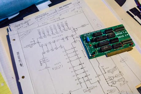 　Steve Wozniak氏によるフロッピーディスクコントローラ用回路図と実際の基板。これら回路図は、コンピュータ史専門家らから画期的なものと考えられている。