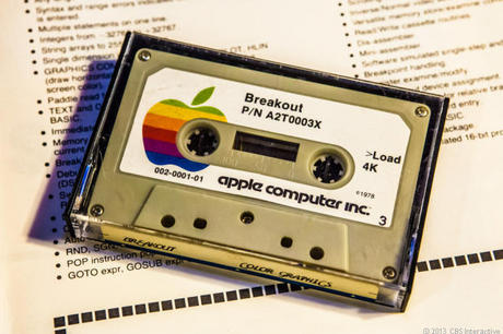 　Apple IIが登場した最初の年、ユーザーはロードや保存にはカセットドライブを使うしかなかった。