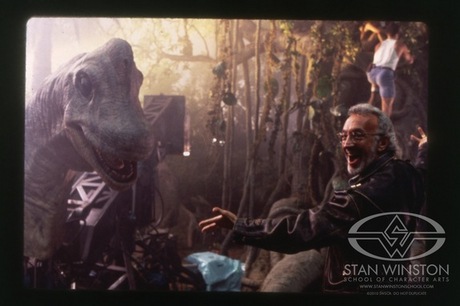 　伝説的な特殊効果の第一人者であるStan Winston氏が、「ジュラシック・パーク」の撮影セット内に置かれた高さ7.5フィート（約2.3m）のブラキオサウルスのパペットに驚嘆しているところ。