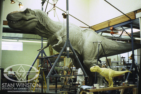 　フルサイズのティラノサウルス模型の隣にその5分の1モデルを並べると、けた外れな大きさが実感できるだろう。このフルサイズ模型は、Stan Winston Studioがこれまで作った模型の中で最大のものだ。

　9分にわたる素晴らしいメイキング動画では、ティラノサウルスのフルサイズアニマトロニクス模型を制作したチームの主要メンバーが、制作プロセスについて語るとともに、秘蔵映像を紹介している。



