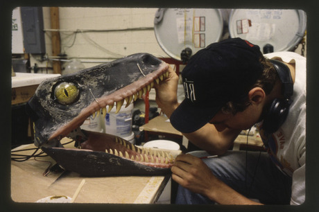 　Stan Winston Studioの作業者がヴェロキラプトルの歯茎や歯を調整している。