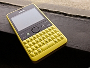 >ノキアの低価格スマートフォン「Asha 210」を写真でチェック