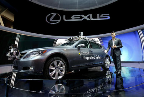 　2013 International CESでLexusのブースに展示された自動運転車「Lexus LS Integrated Safety」。同イベントは米国時間2013年1月8日、ネバダ州ラスベガスのラスベガスコンベンションセンターで開催された。
