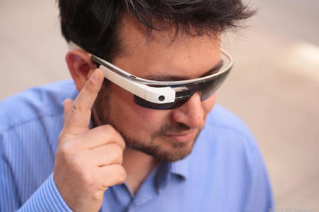 　では、Google Glassとはどんなもので、どうやって使うのだろうか。Google Glassは、個人用のヘッドアップディスプレイとカメラを兼ねたものであり、スマートフォンの拡張端末だと考えればいい。当然ながら、Androidと連携した場合の方が、「iOS」の場合よりもはるかに優れた機能を利用できるが、GoogleはAppleのOSもサポートする計画だ。「MyGlass」アプリはユーザーのGoogleアカウントと連携し、それによって連絡先やGoogle+プロフィールにアクセスできる。Google Glassで撮影した写真や動画の共有に便利だ。もちろん、Google+での共有になる。