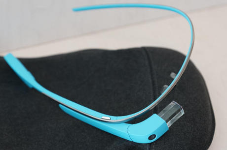 　Google Glassは専用のキャリングケースに入れて携帯する。これには、レンズとスクリーンを保護するための固い芯材が入っている。
