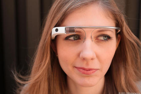 　Google Glassで重要なのは、スタイルではなくソフトウェアだ。というのも、Googleはハードウェア企業ではない（そして通常はそう見せかけることもない）からだ。Google Glassは概念実証機であり、今後登場する個人用ヘッドアップディスプレイのためのスタート地点だと考えれば間違いはない。Google Glassを搭載したおしゃれなヘッドピースを作るのは、Warby Parkerなどの実際のメガネフレームメーカーに任せるだろう。