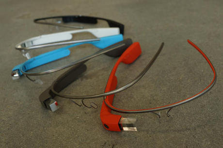 　現在のところ、Google Glass Explorer Editionのカラーバリエーションには、タンジェリン、チャコール、スカイ、コットン、シェールがある。別の言い方をすれば、オレンジ、黒、青、白、そして灰色がかったモグラ色としか言えないような色だ。