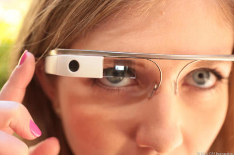 　「Google Glass」は主張し過ぎと思えるほど大きく、非対称で、誰が着用しても奇妙に見える。しかし、「Android」との相性が良いこの最先端のメガネ型デバイスには、非常にエキサイティングなところもある。知っておいてほしいのは、「Google Glass Explorer Edition」は開発者が新しいGoogle Glass向けアプリやアプライアンスを開発するためのものであって、今後間違いなく一層スリムでスタイリッシュになり、はるかに強力になるということだ。Googleがセンセーショナルに発表してから最終的にリリースするまで1年近くかかったユニークなウェアラブルテクノロジを見ていこう。