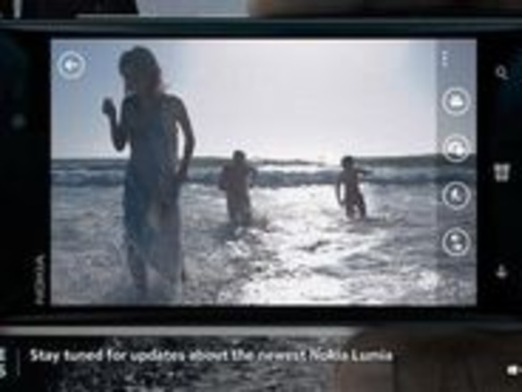 ノキアの新型「Windows Phone」搭載スマホ「Lumia 928」の雑誌広告が掲載