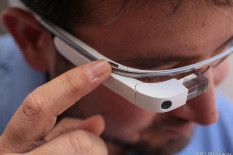 その強調されすぎた右側により、Google Glass Explorer Editionを気にしないようにするのは難しい。