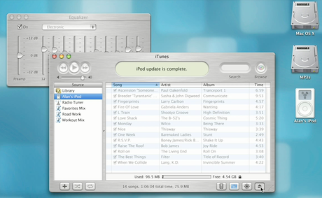 　Appleのコンテンツ配信サービス「iTunes Store」がスタートから10周年を迎えた。同ストアの変更点や、「iTunes」ソフトウェアの過去のバージョンを画像で紹介する。

　Apple初のジュークボックスアプリケーションは2001年に登場した。SoundJamという企業を買収した結果生まれたものだ。
