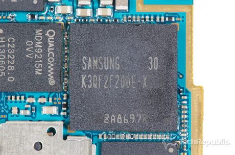 　サムスンの2GバイトのLPDDR3 RAM「K3QF2F200E-XGCB」。