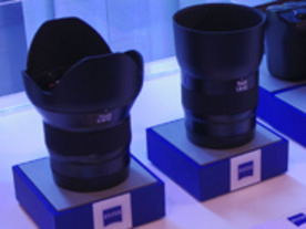 カールツァイス、ソニーと富士フイルムのミラーレスカメラ向け交換レンズを発表