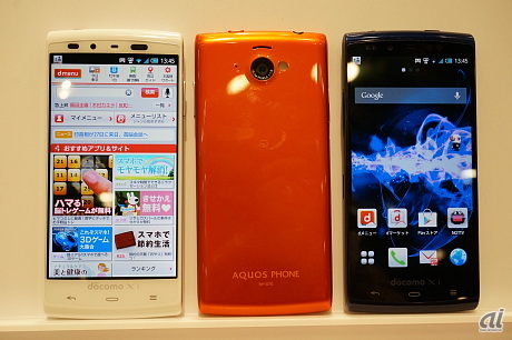 　「AQUOS PHONE si SH-07E」のカラーはホワイト、オレンジ、ブラックの3色。